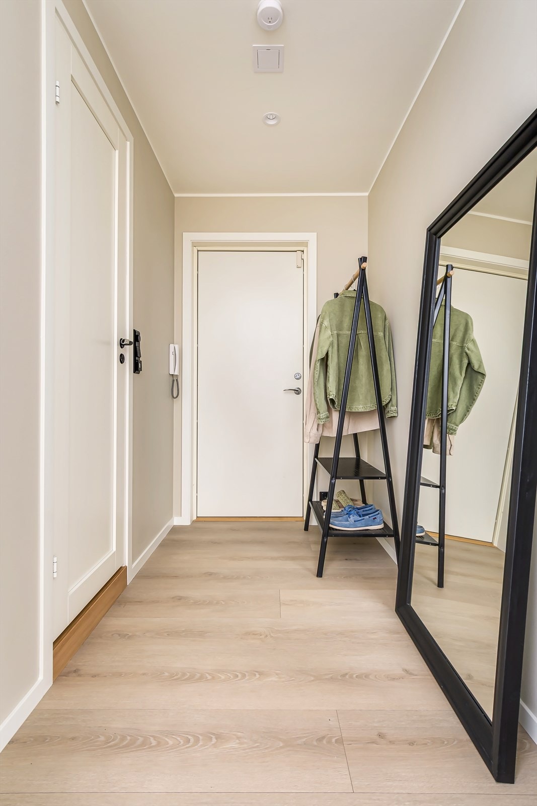 Lys og innbydende entré som gir et fint førsteinntrykk Galleribilde