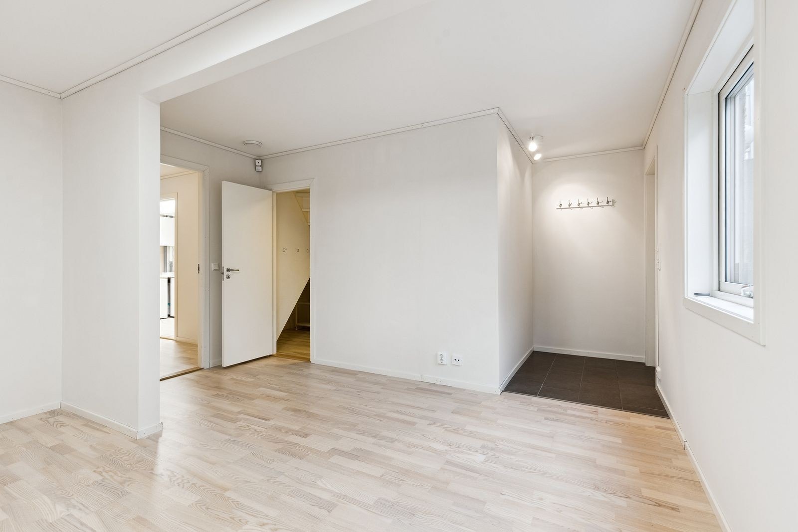 Kjellerstue med innvendig bod. Kjelleren har i tillegg et disponibelt rom Galleribilde