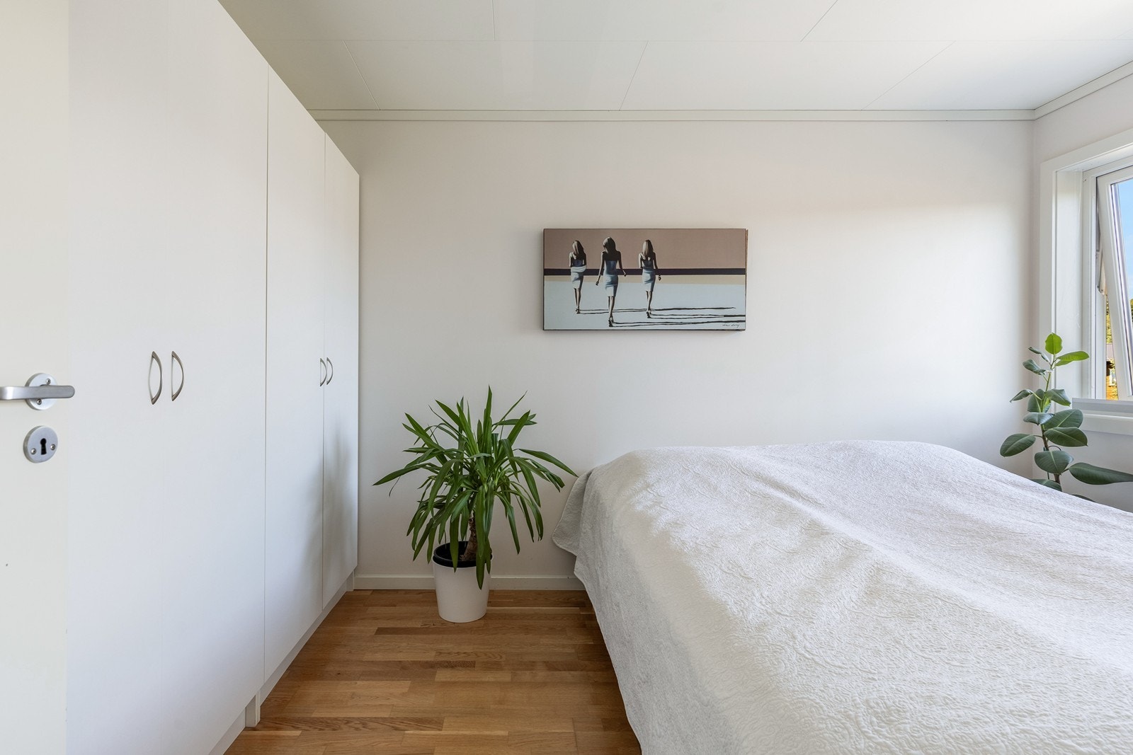 Her er også stort garderobeskap med plass til oppbevaring. Galleribilde