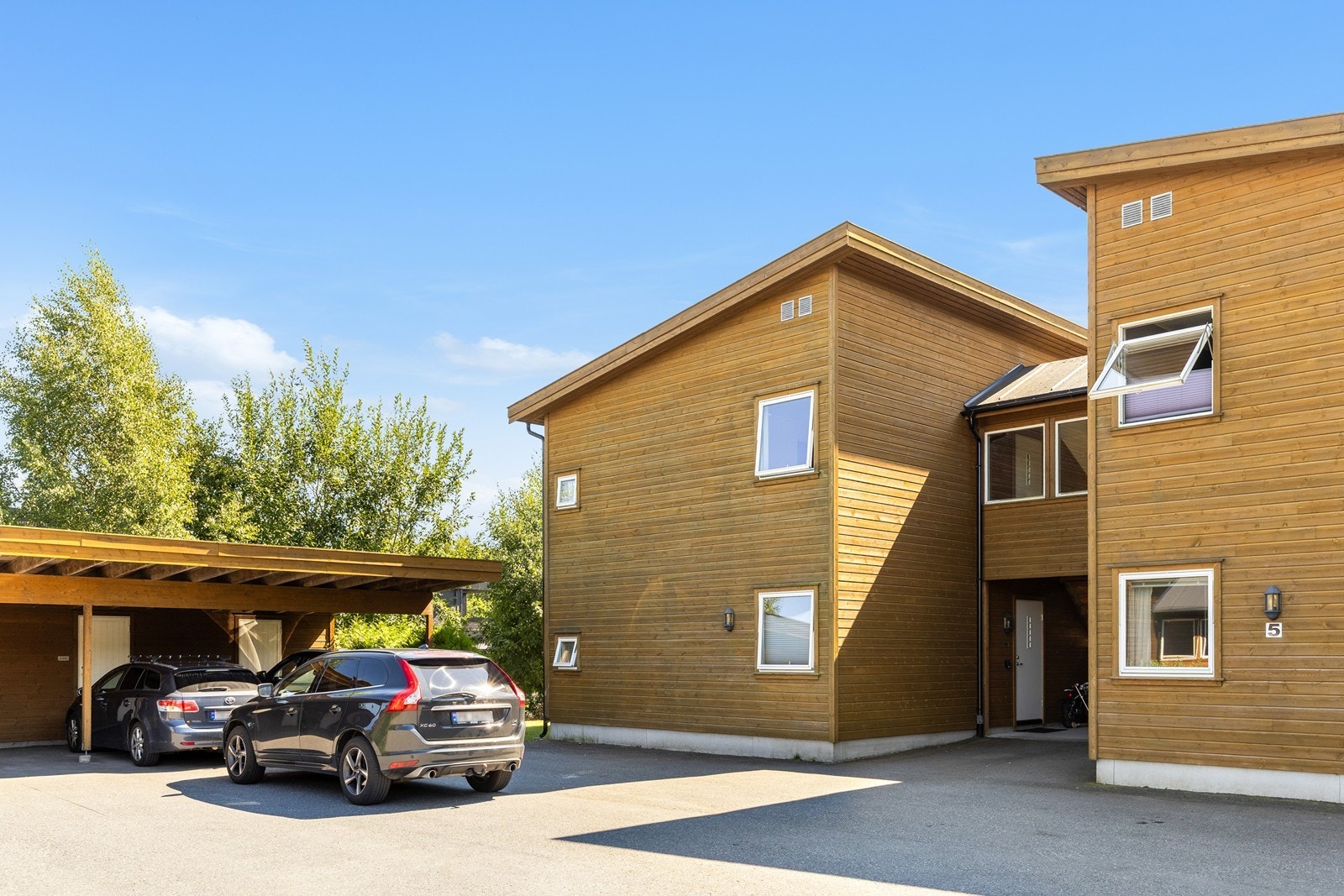 Carport ved inngangspartiet til leilighetene Galleribilde