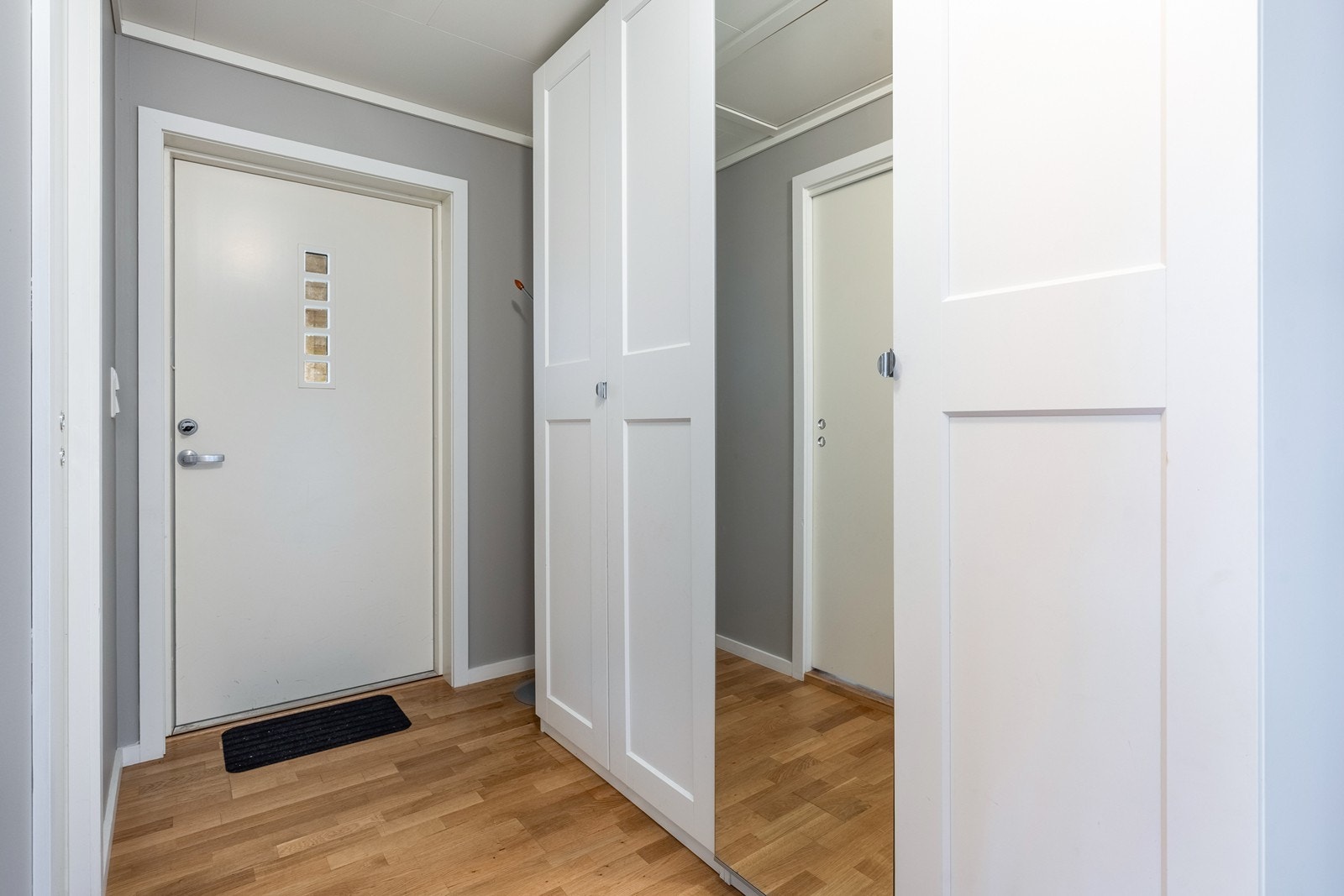 Velkommen inn! Entré med garderobeskap for oppbevaring. Galleribilde