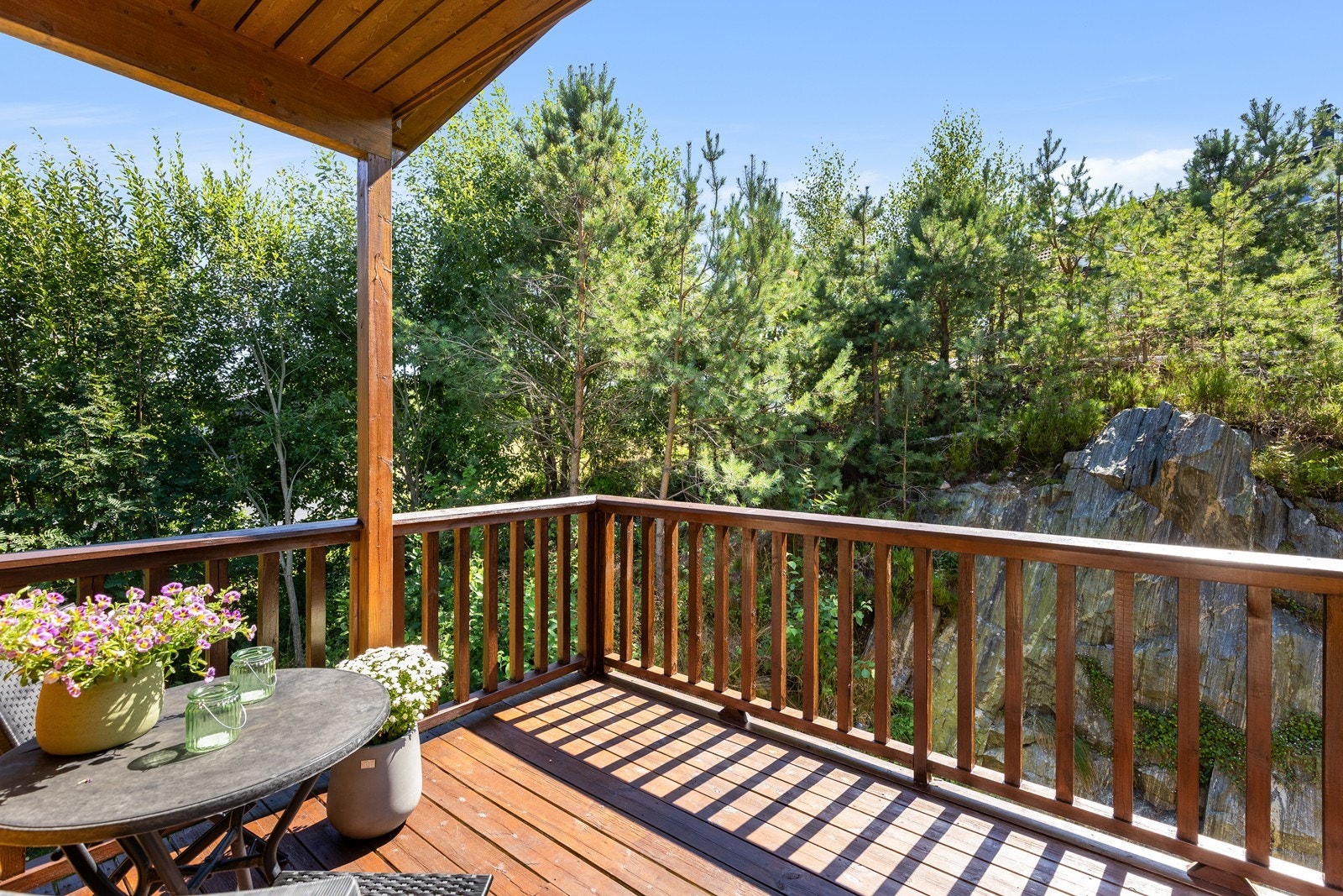 Herlig overbygd terrasse med gode solforhold. Galleribilde