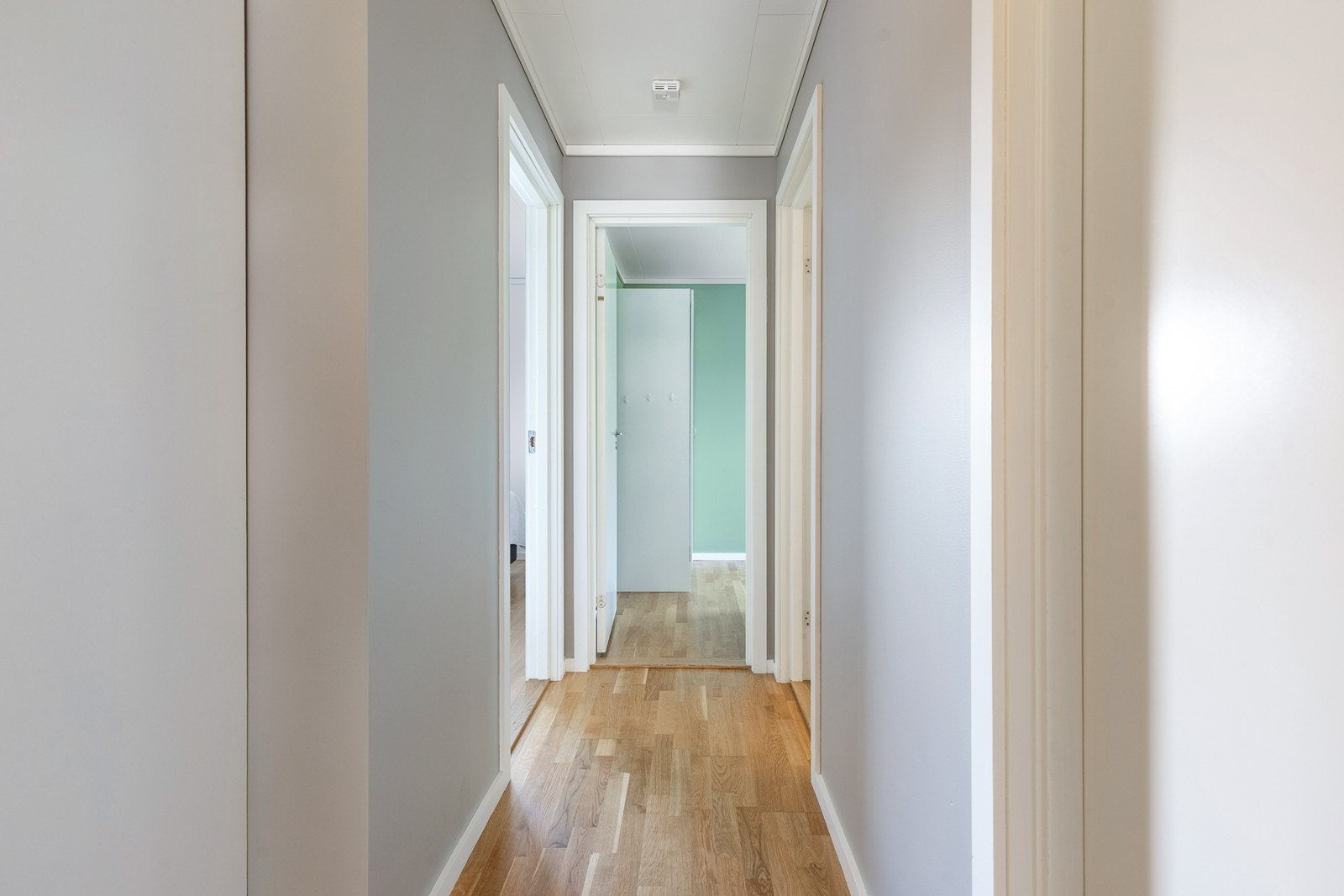 Entré med adkomst til soverom og bad. Galleribilde