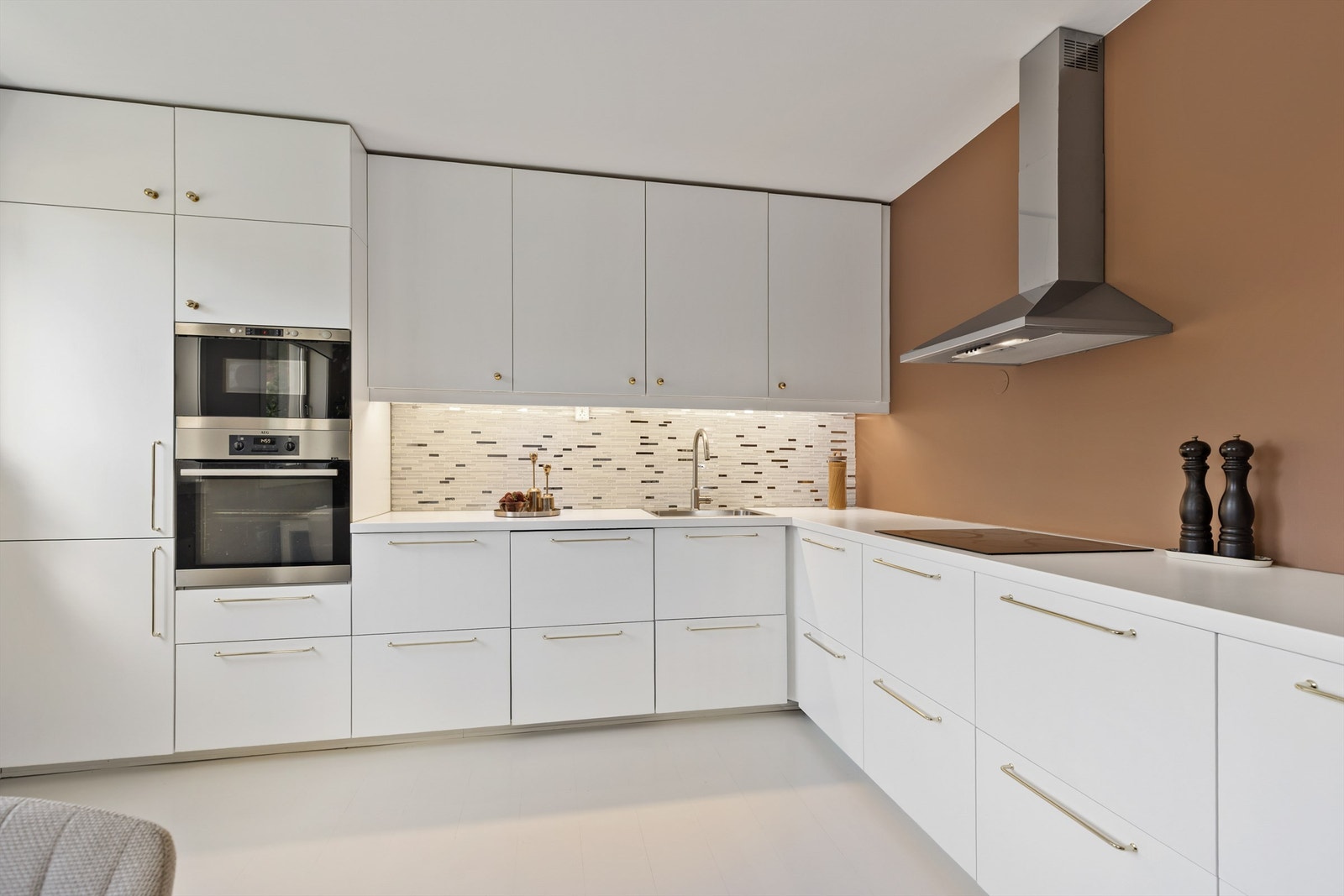 Det er rikelig med oppbevaringsplass i både skuffer og skap, og den store benkeplaten gjør det enkelt å diske opp lekre retter. Galleribilde