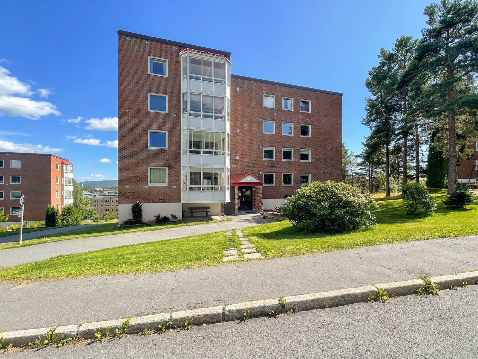 Her har man skoler for alle alderstrinn, barnehager, god offentlig kommunikasjon og et rikt utvalg av servicetilbud like i nærheten! Galleribilde