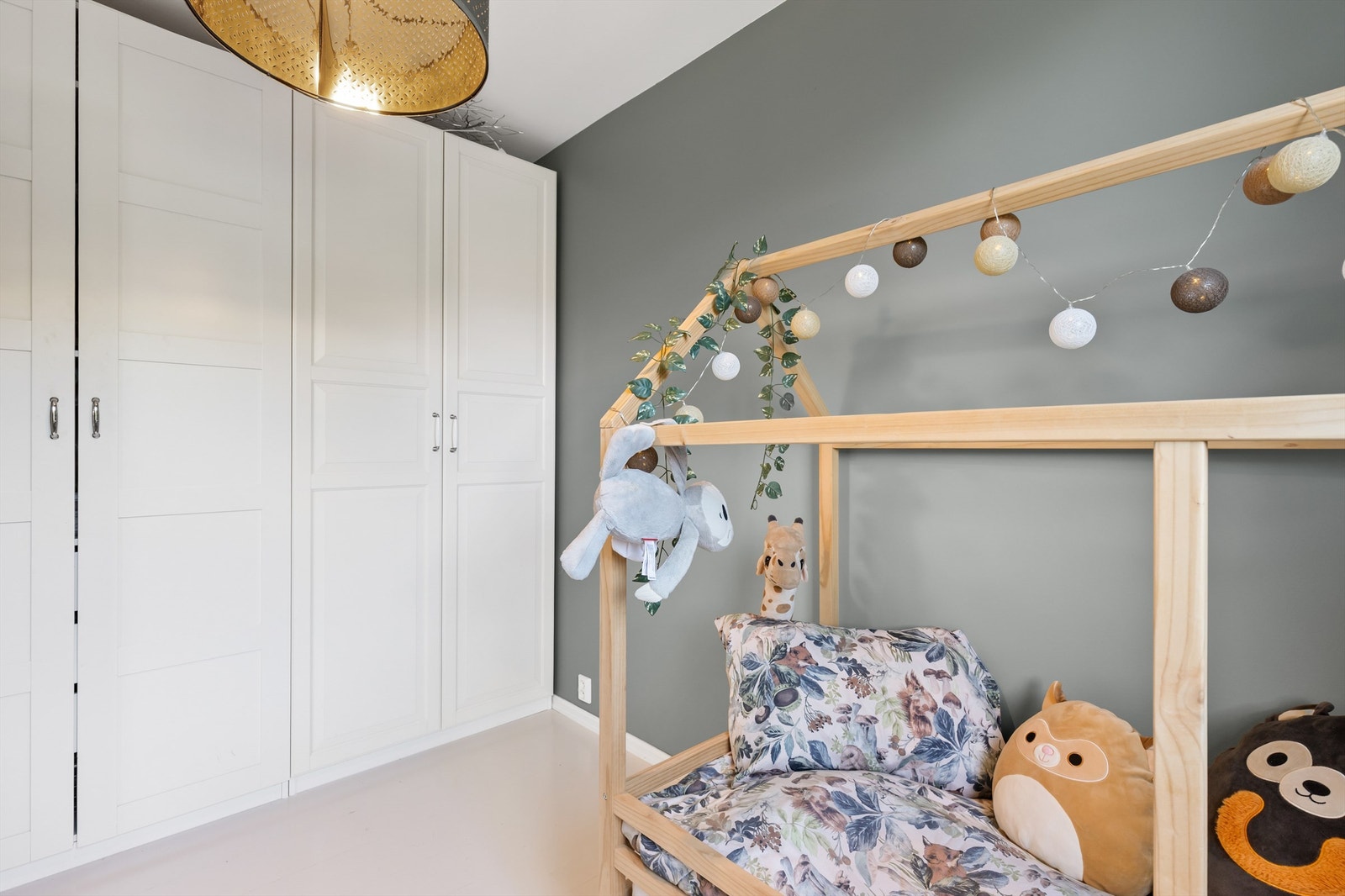 Også her er det masse oppbevaring i et stort garderobeskap. Galleribilde