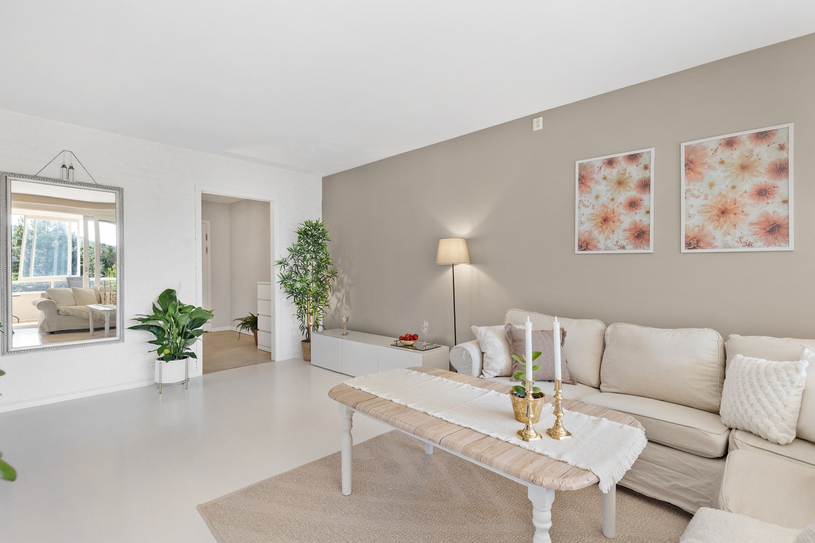 Stuen er lys og innbydende med plass til sofa, salongbord og TV-seksjon. Galleribilde