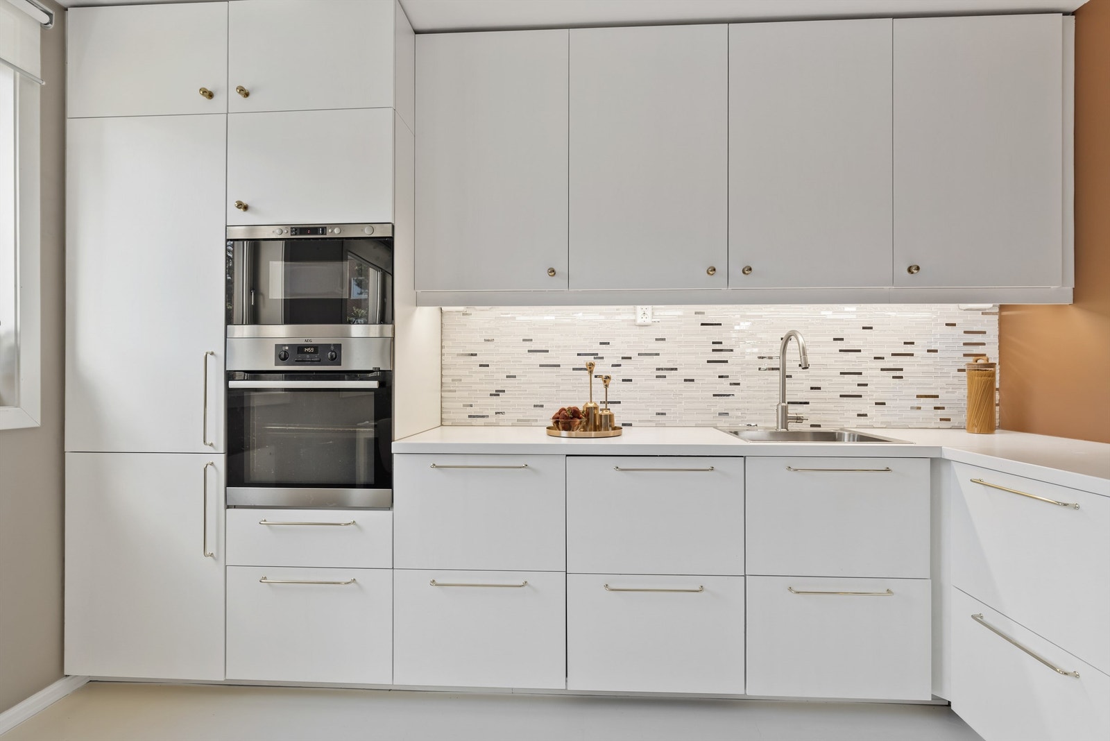 Det er belysning over benkeplaten. Galleribilde