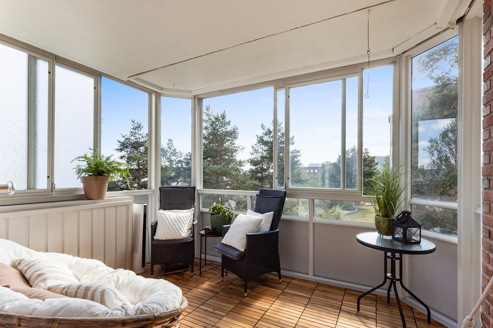 En lys og lekker 3-roms med stor innglasset balkong i barnevennlige omgivelser! Galleribilde