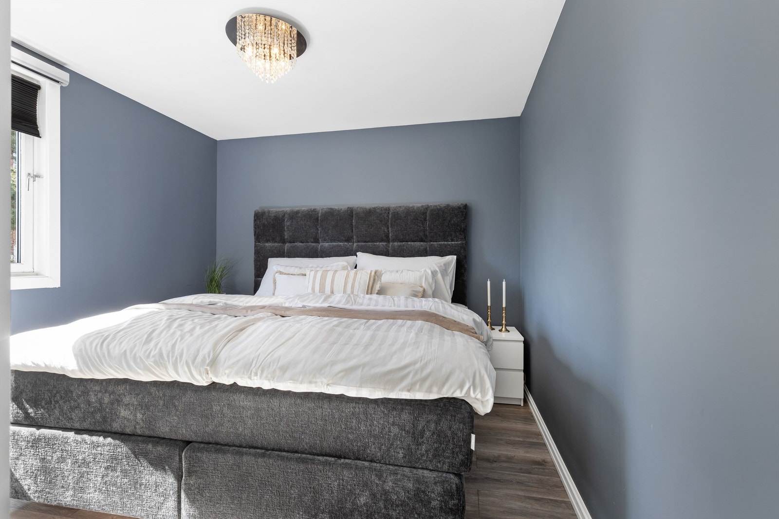 Hovedsoverommet er av god størrelse, med plass til dobbeltseng og tilhørende nattbord. Galleribilde