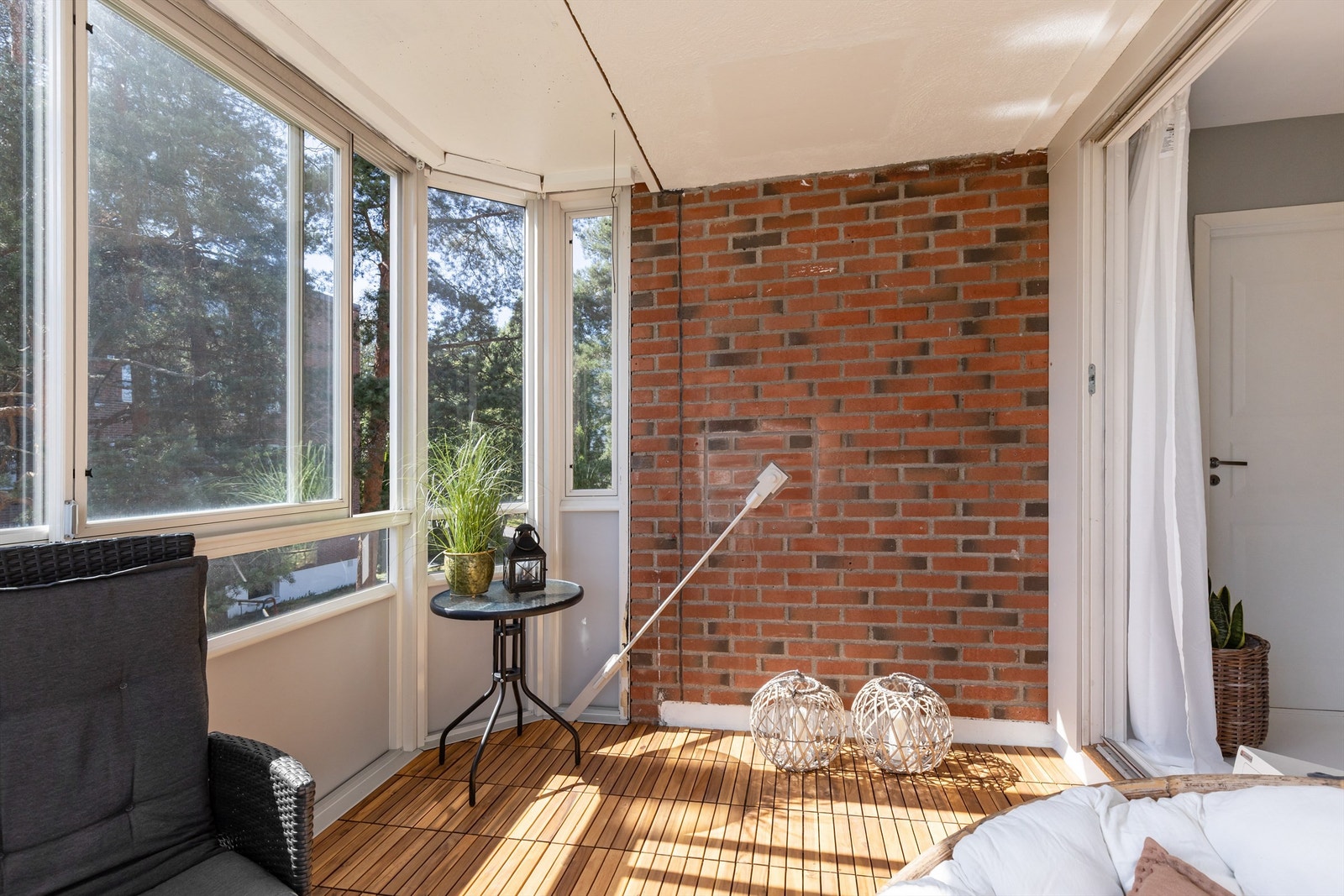 Her kan man møblere i soner. Innglassingen forlenger bruken til større deler av året. Galleribilde