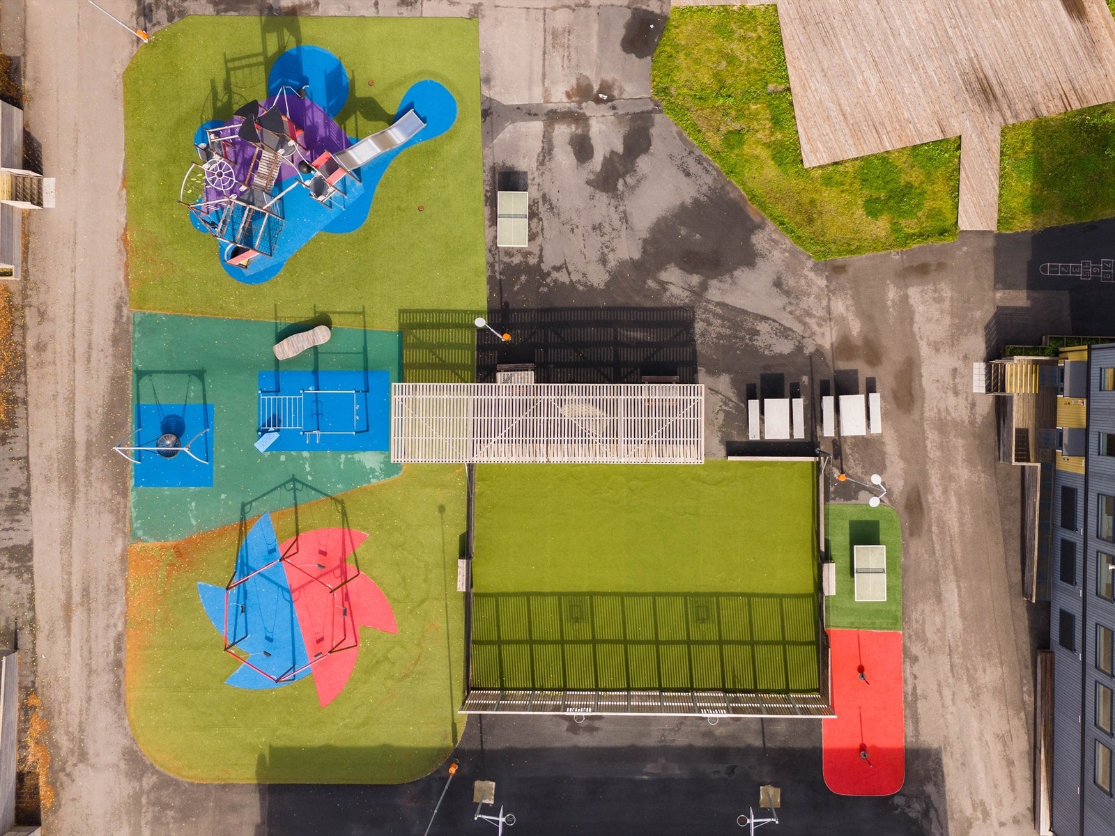 Det er også bredt tilbud av barnehager og skoler i området, med blant annet Ellingsrudåsen skole som eiendommen sogner til. Galleribilde