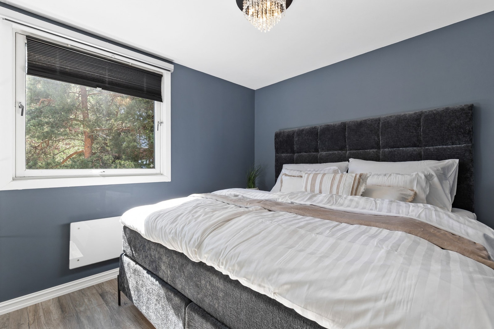 Rommet er malt i en delikat nyanse som passer perfekt til soverommet. Galleribilde