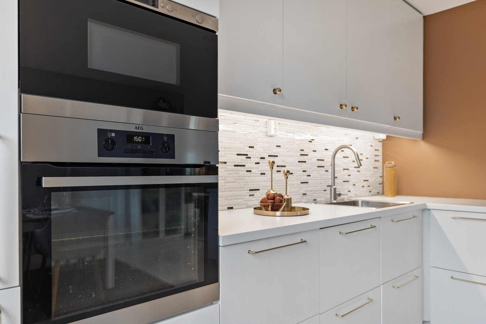 Hvitevarene er sømløst integrert i innredningen og består av stekeovn, mikrobølgeovn, oppvaskmaskin, stekeplate og kjøleskap m/ frysedel. Galleribilde