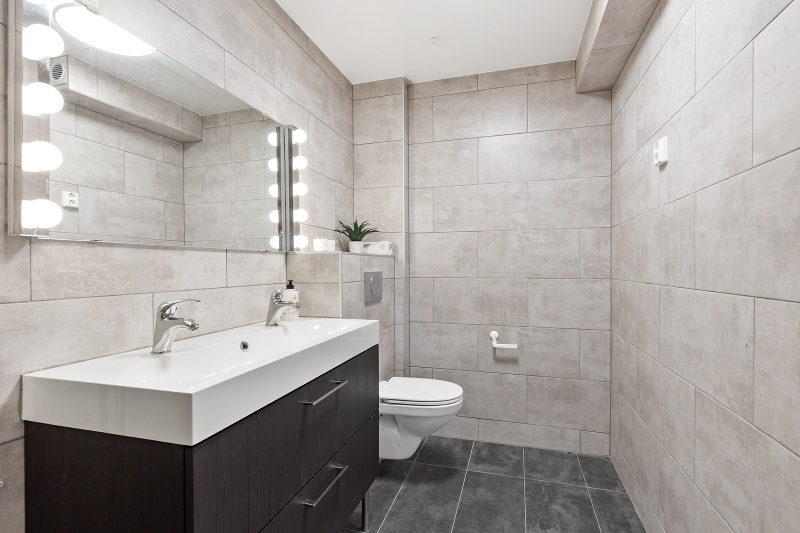 Badet er av god størrelse og er pent flislagt på gulv og vegger med varmekabler i gulvet. Galleribilde