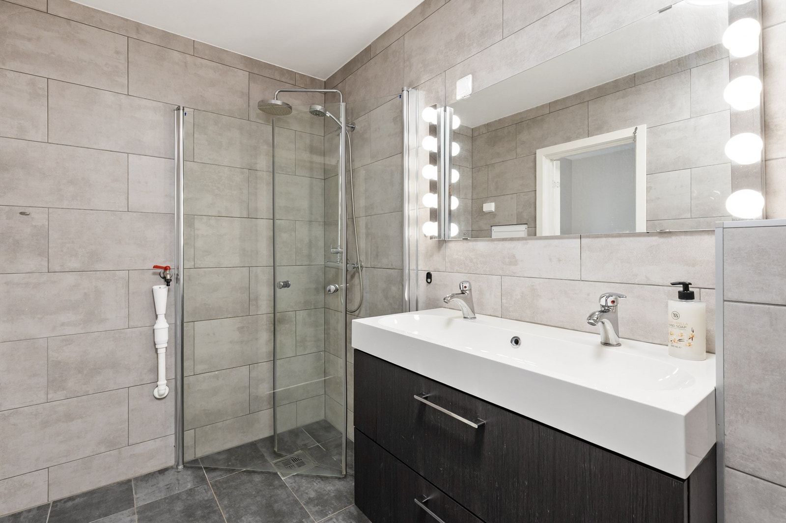 Det er både plass og opplegg for vaskemaskin og tørketrommel. Galleribilde