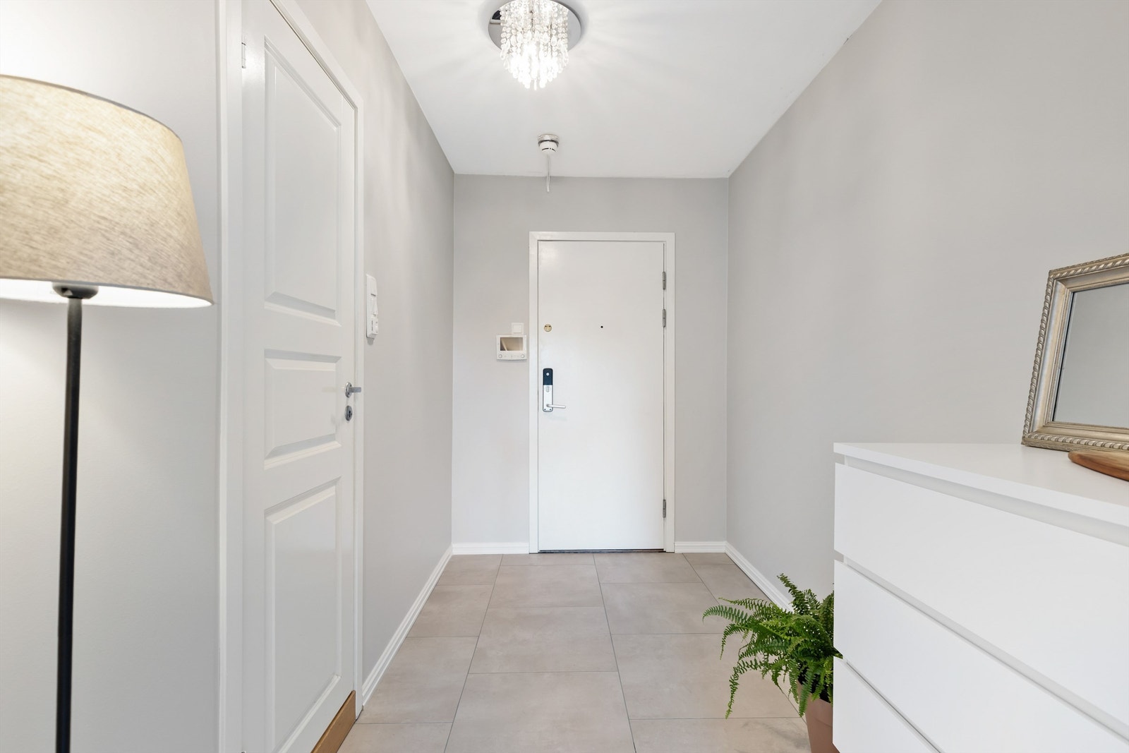 Velkommen inn! Entréen er lys og innbydende med god plass til å henge fra seg yttertøy. Galleribilde