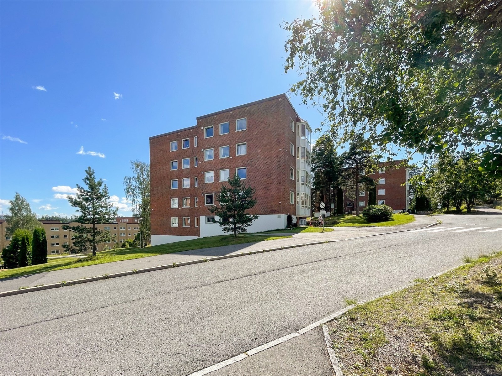 Boligen ligger i et hyggelig og svært barnevennlig nabolag på Karihaugen/Ellingsrud i Oslo. Galleribilde