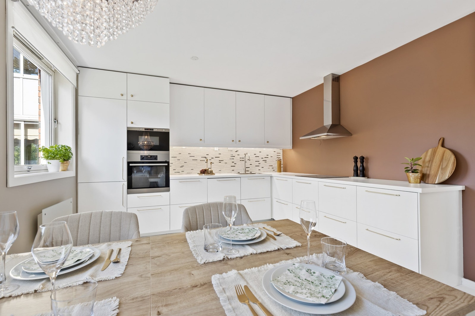 Kjøkkenet er holdt i en delvis åpen løsning fra stuen, som skaper en egen sone for matlagingen. Galleribilde