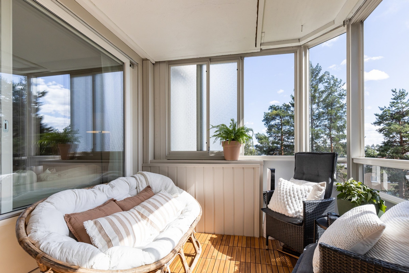 Balkongen er av god størrelse med plass til å innrede med ønsket utemøblement. Galleribilde