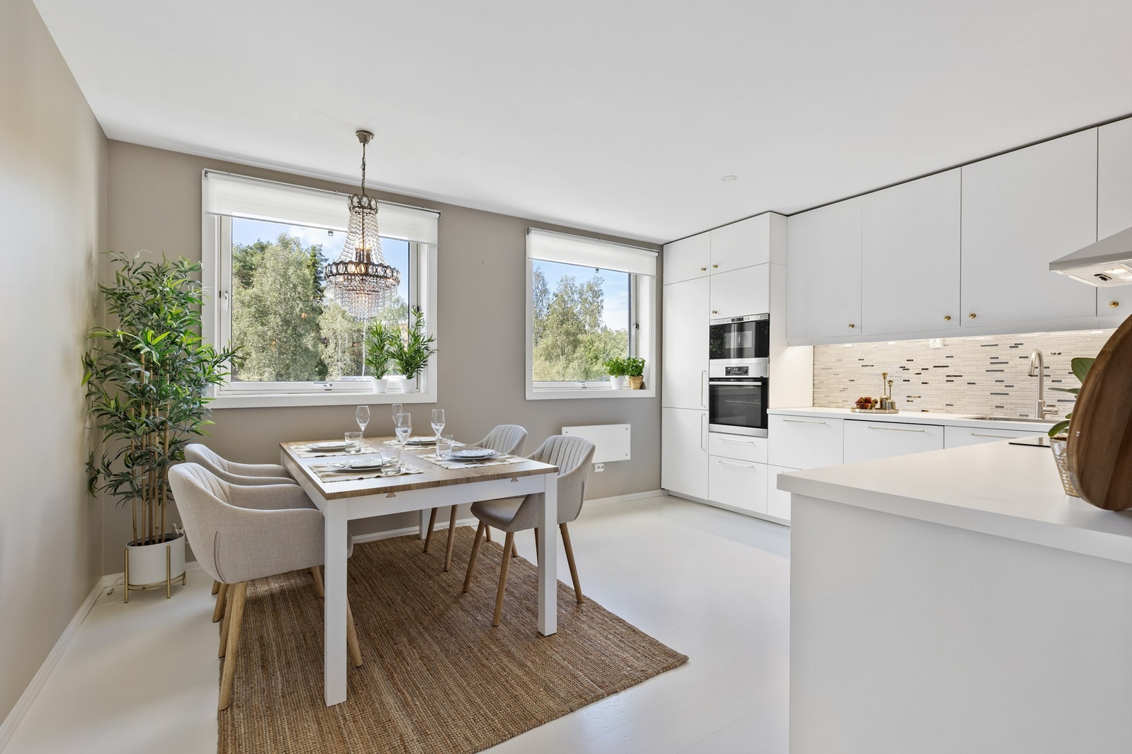 Videre kommer man inn til kjøkkenet i boligen. Galleribilde