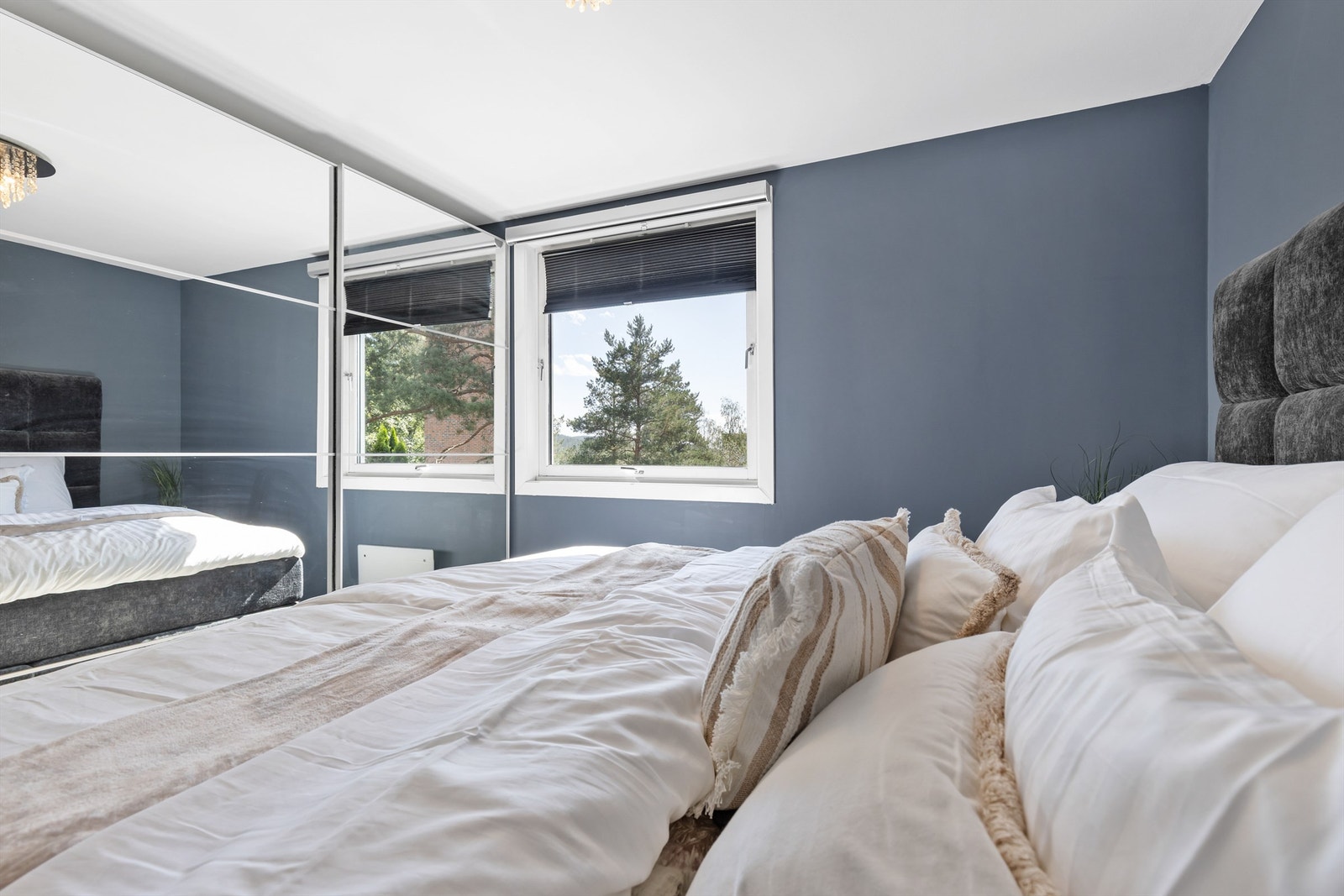 Det er også rikelig med oppbevaringsplass i en romslig skyvedørsgarderobe. Galleribilde