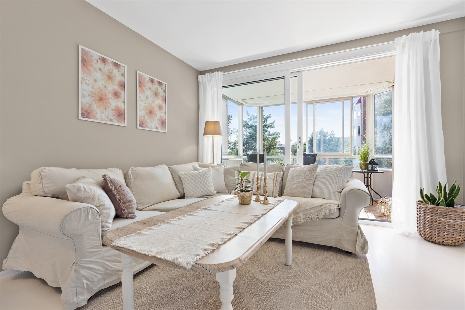 De store vindusflatene slipper inn rikelig med lys og skaper en luftig atmosfære. Galleribilde