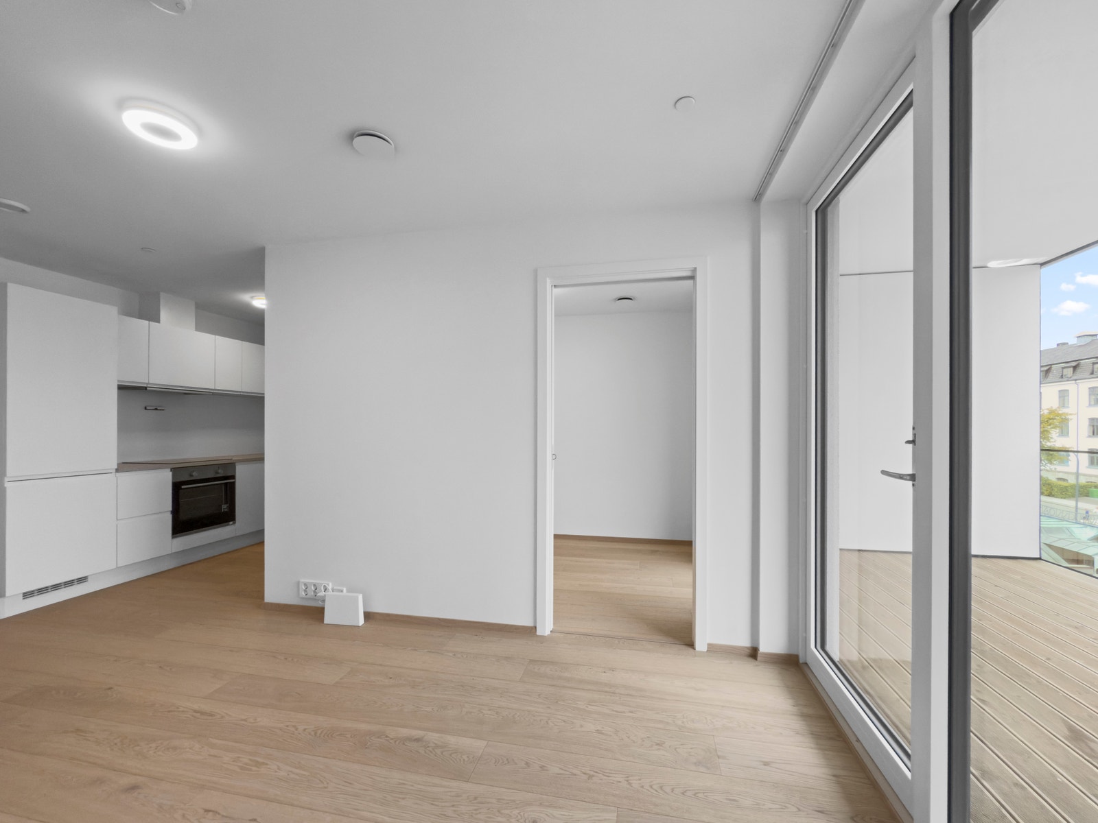 Leiligheten er åpen og fin og tar inn mye lys fra de store vinduene Galleribilde