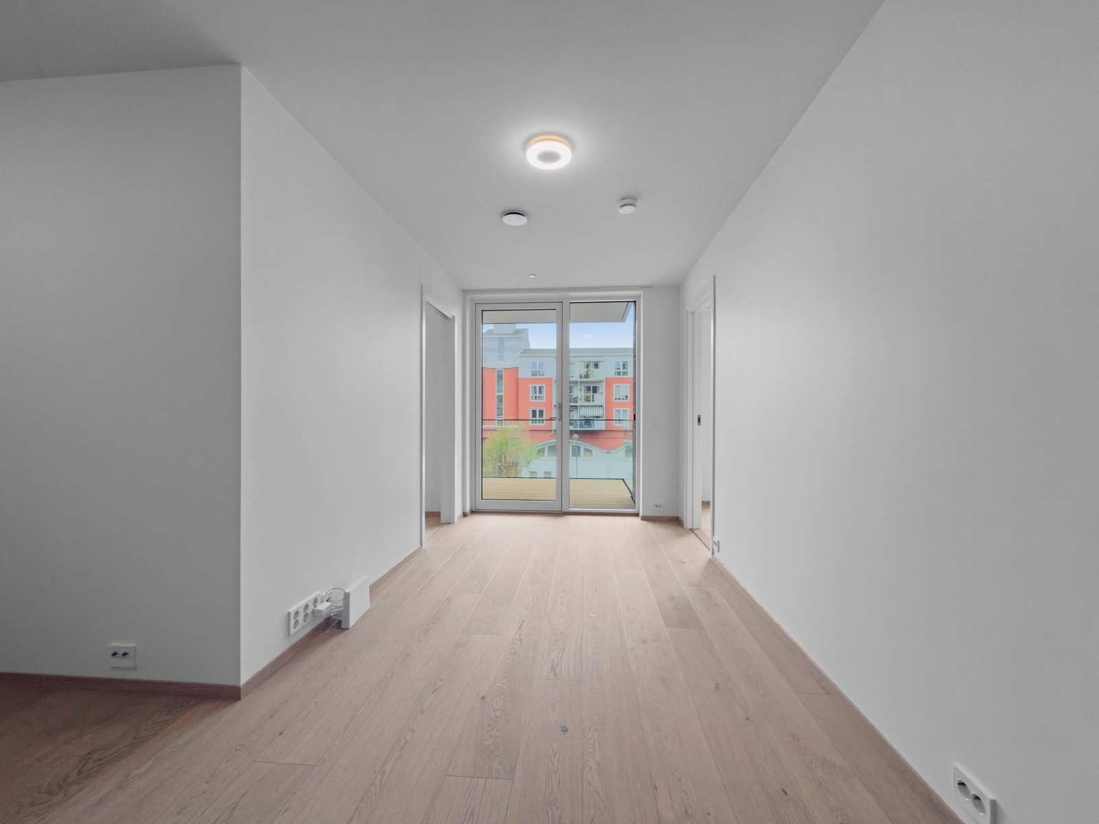 Stuedelen leder ut til en stor balkong, med soverom på begge sider. God plass til både spisestue og sofagruppe i rommet. Galleribilde