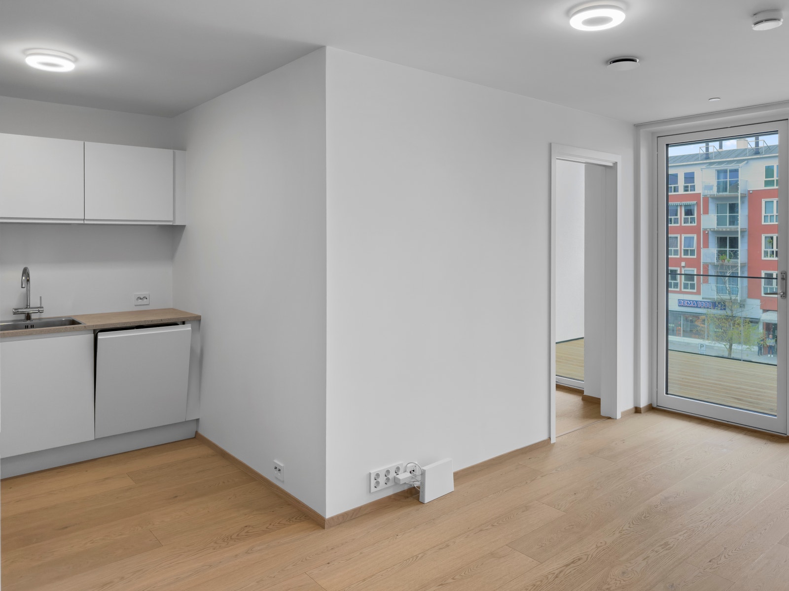 Det er satt inn gardinstang eller skinner på alle leilighetens vinduer. Galleribilde