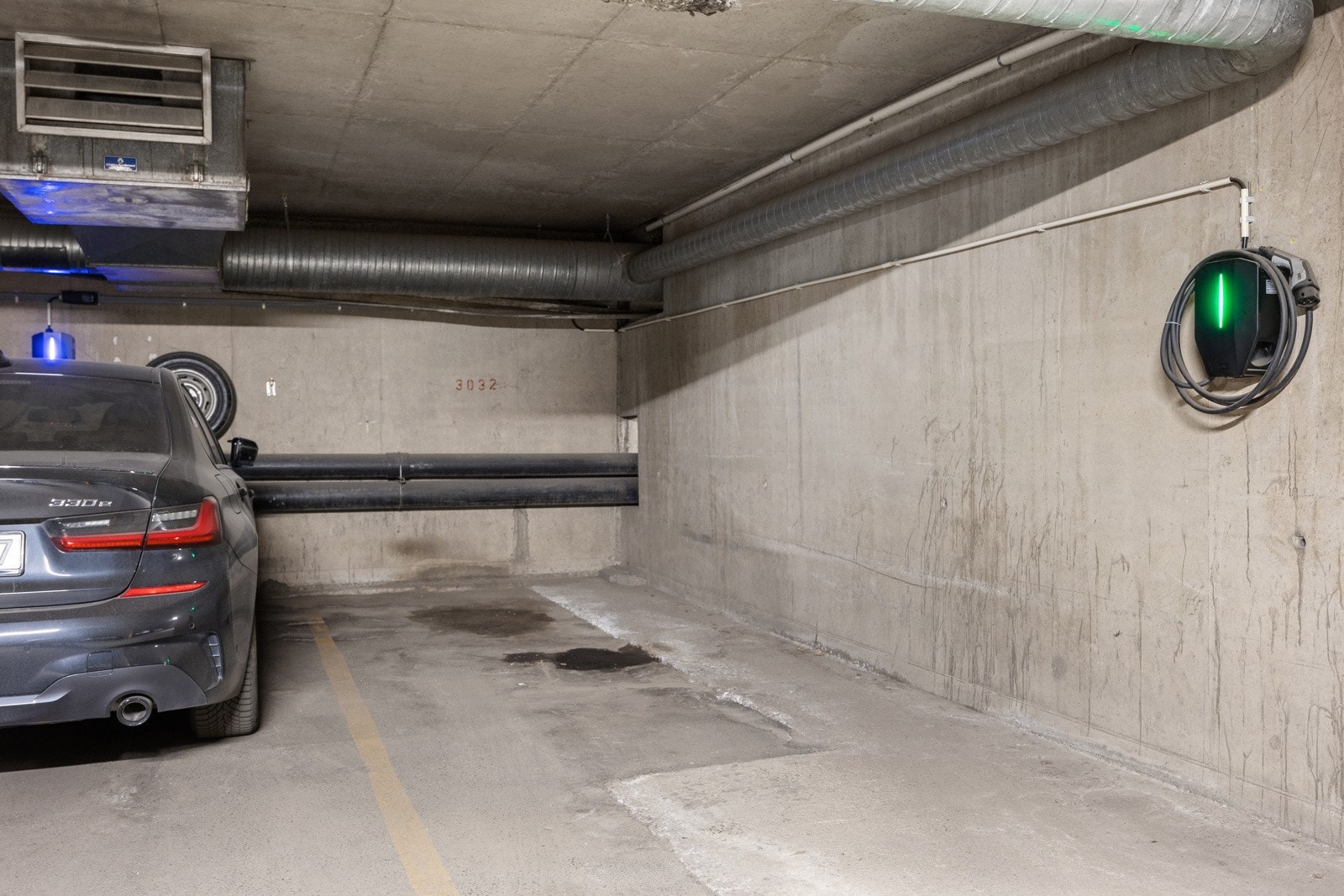 Garasjeplass med el-bil lader som medfølger leiligheten. Galleribilde