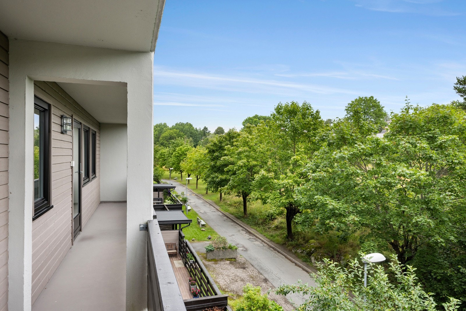 Utgang fra kjøkken til en østvendt balkong på ca. 11 kvm. Galleribilde