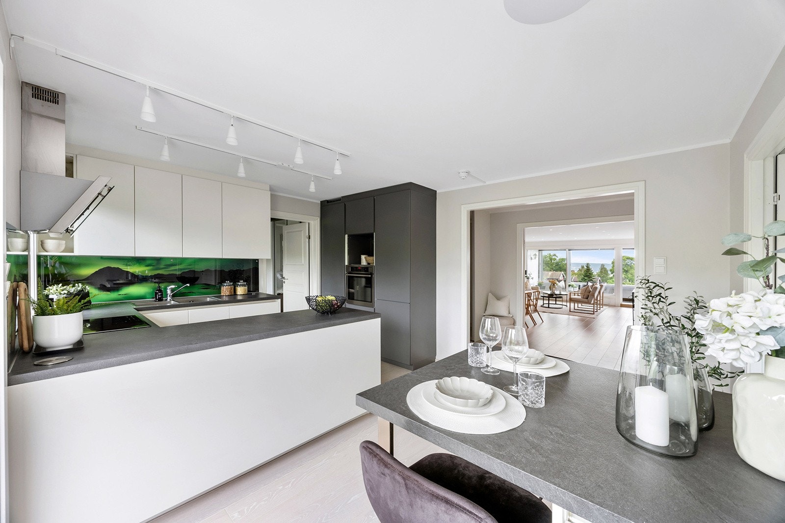 Kjøkken med integrerte hvitevarer. Galleribilde