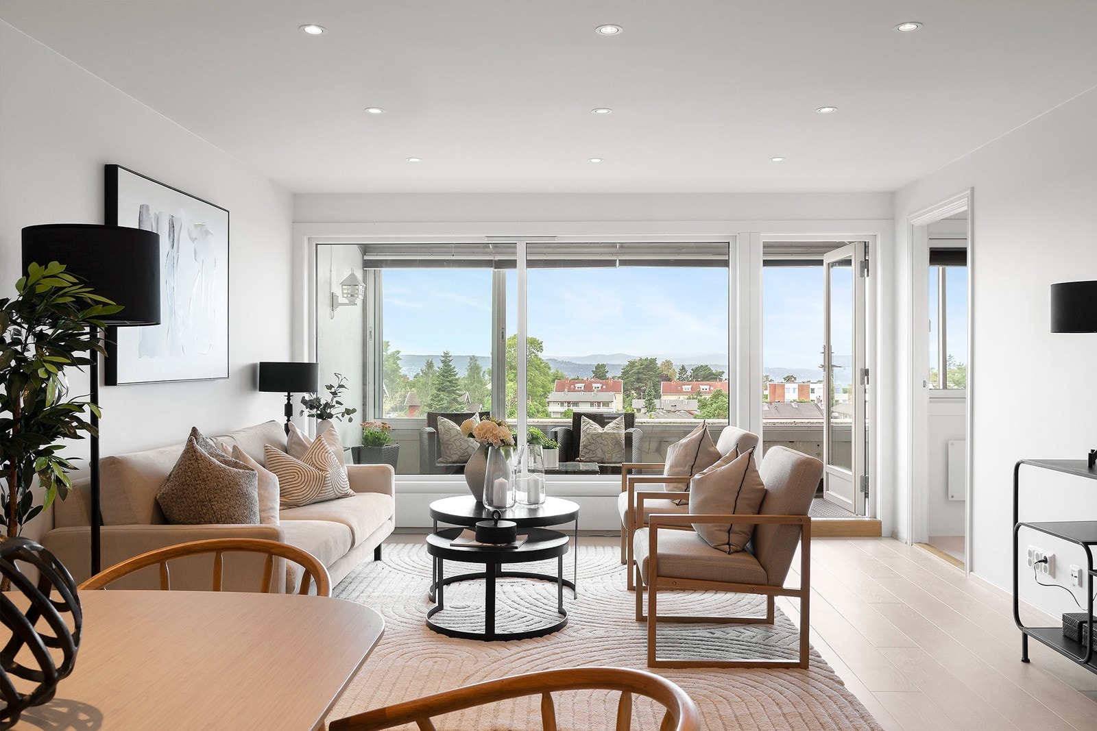 Romslig stue med store vindusflater som gir godt med naturlig lys og fin utsikt. Galleribilde