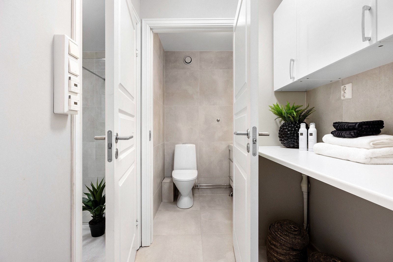 Opplegg for vaskemaskin mellom bad og toalettrom. Galleribilde