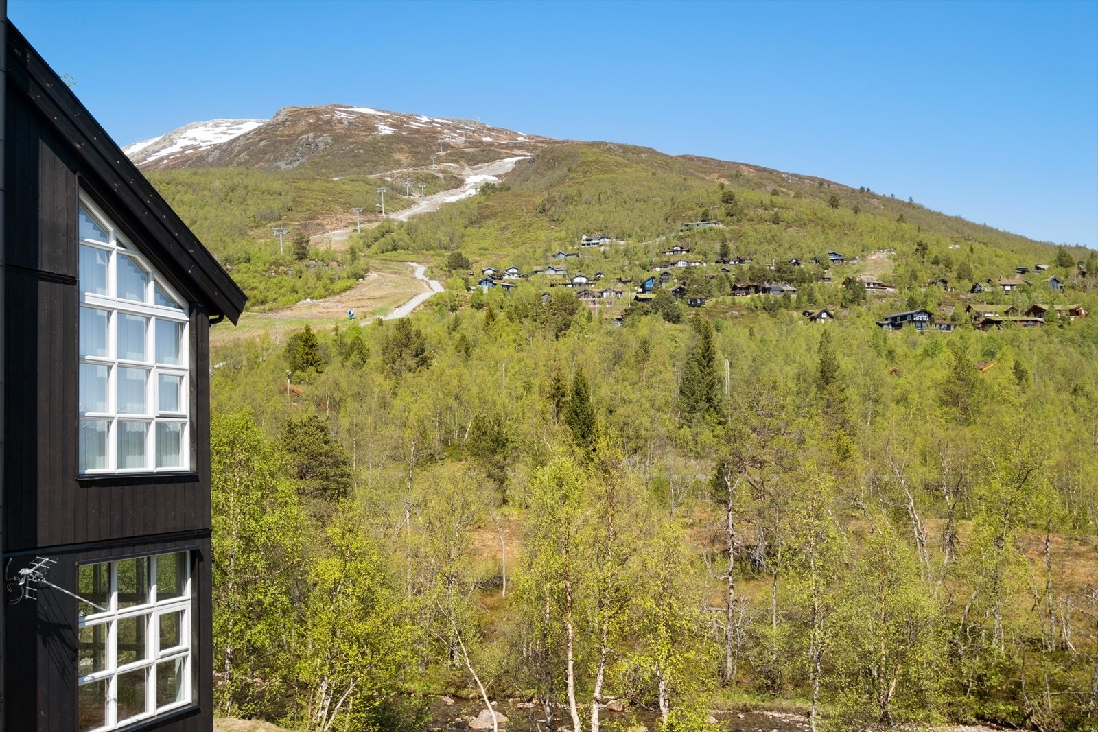 Resvegen 58A | Flott utsikt fra spisestuebordet mot Roalden Galleribilde