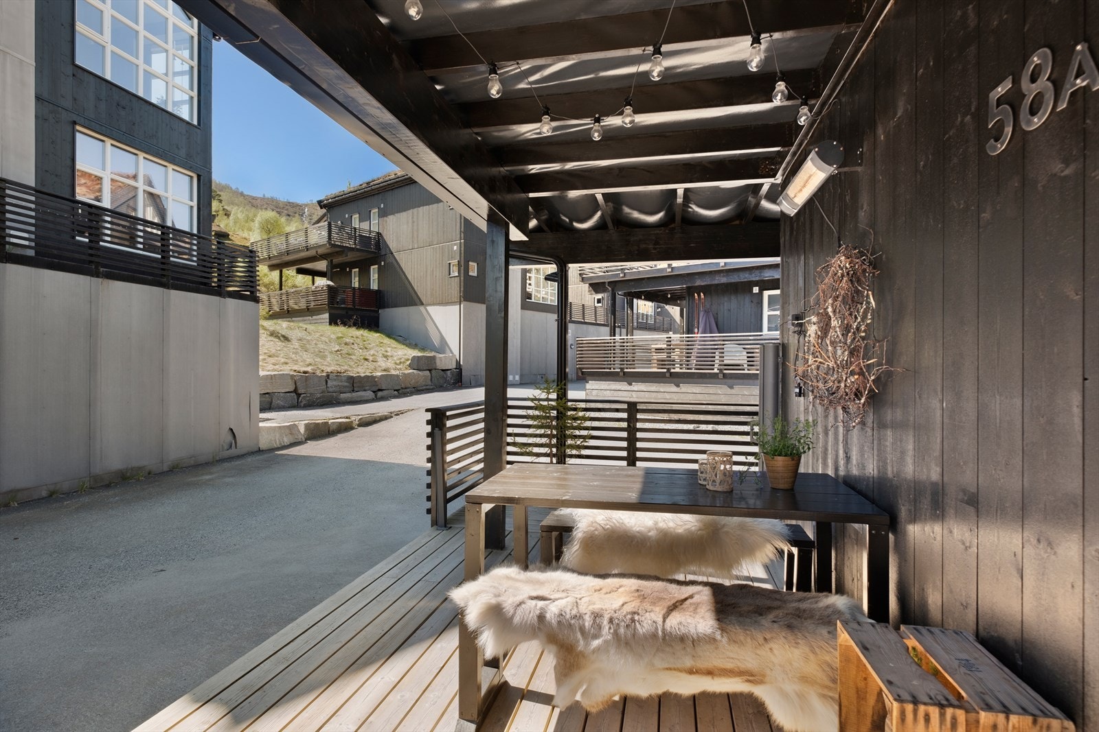 Markterrasse rundt to sider av leiligheten Galleribilde