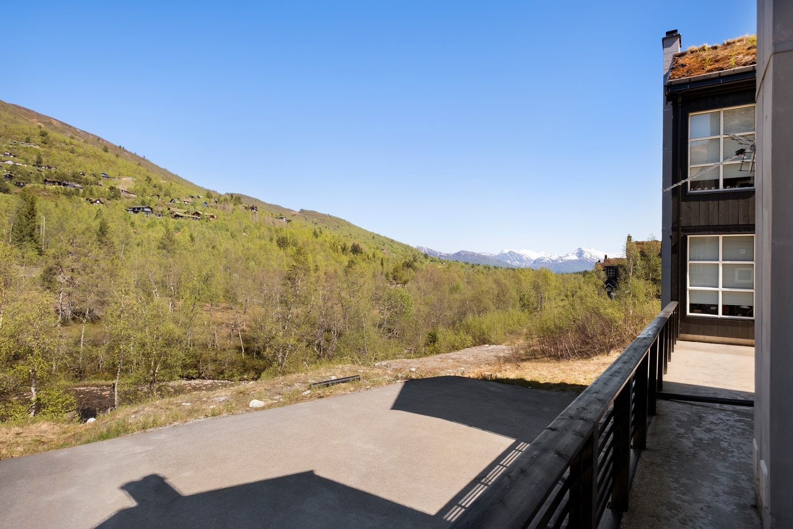 Markterrasse foran og på siden mellom byggningene Galleribilde