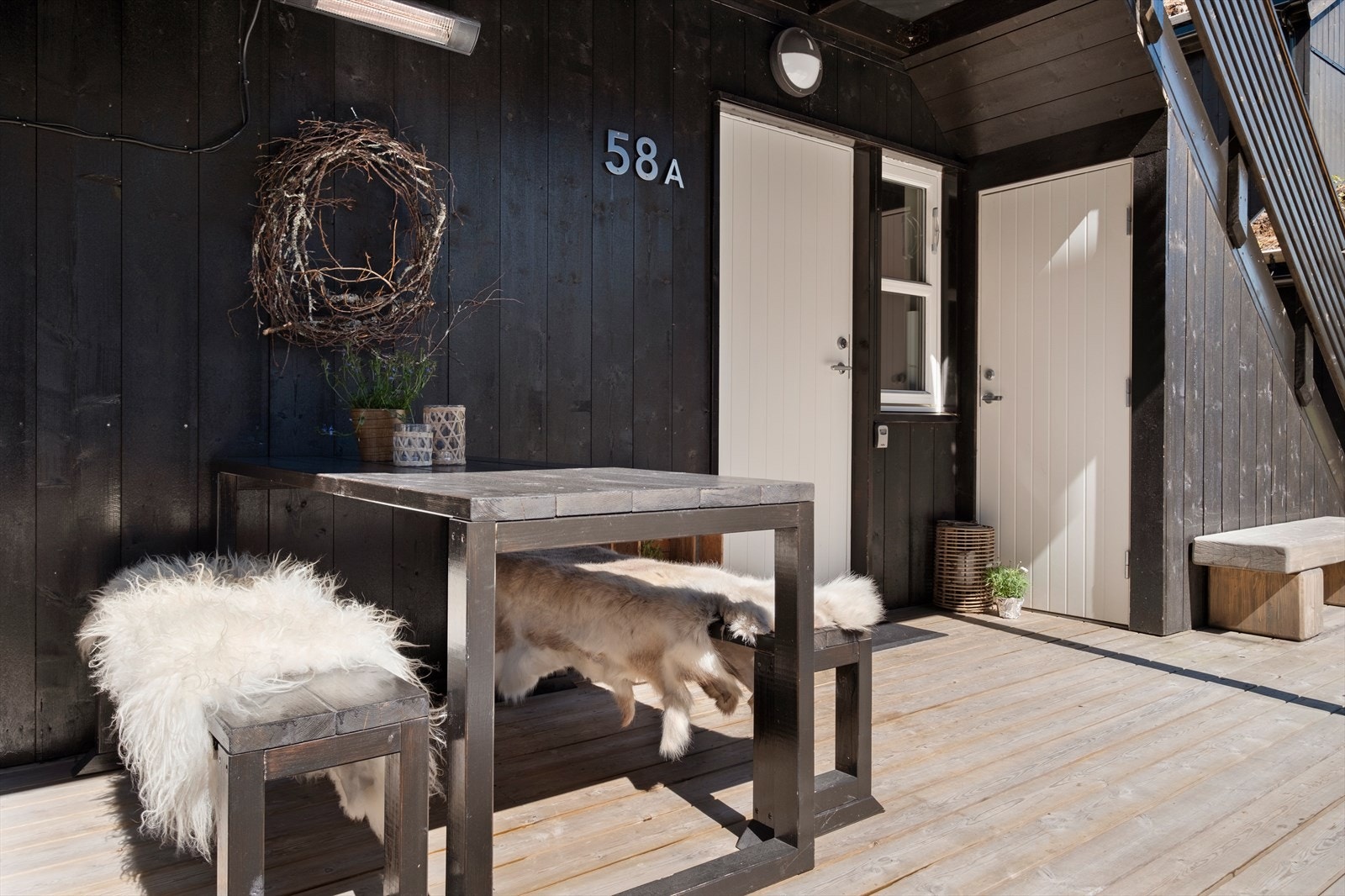 Markterrasse rundt to sider av leiligheten Galleribilde