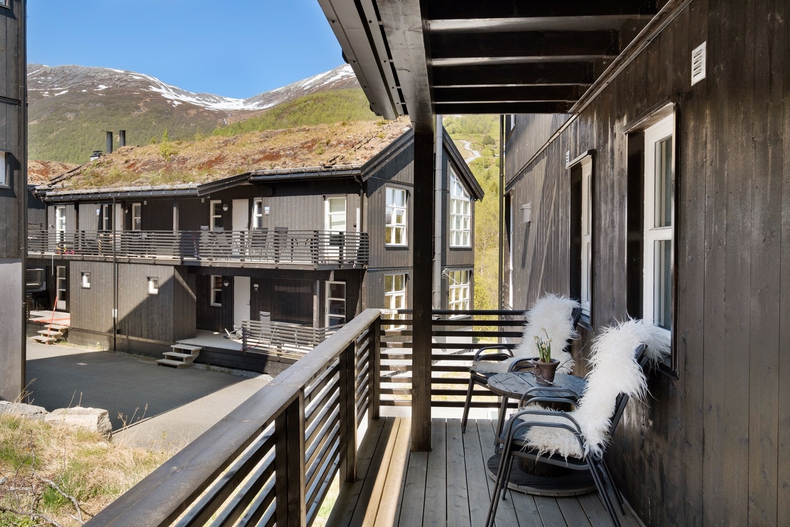 Markterrasse rundt to sider av leiligheten Galleribilde