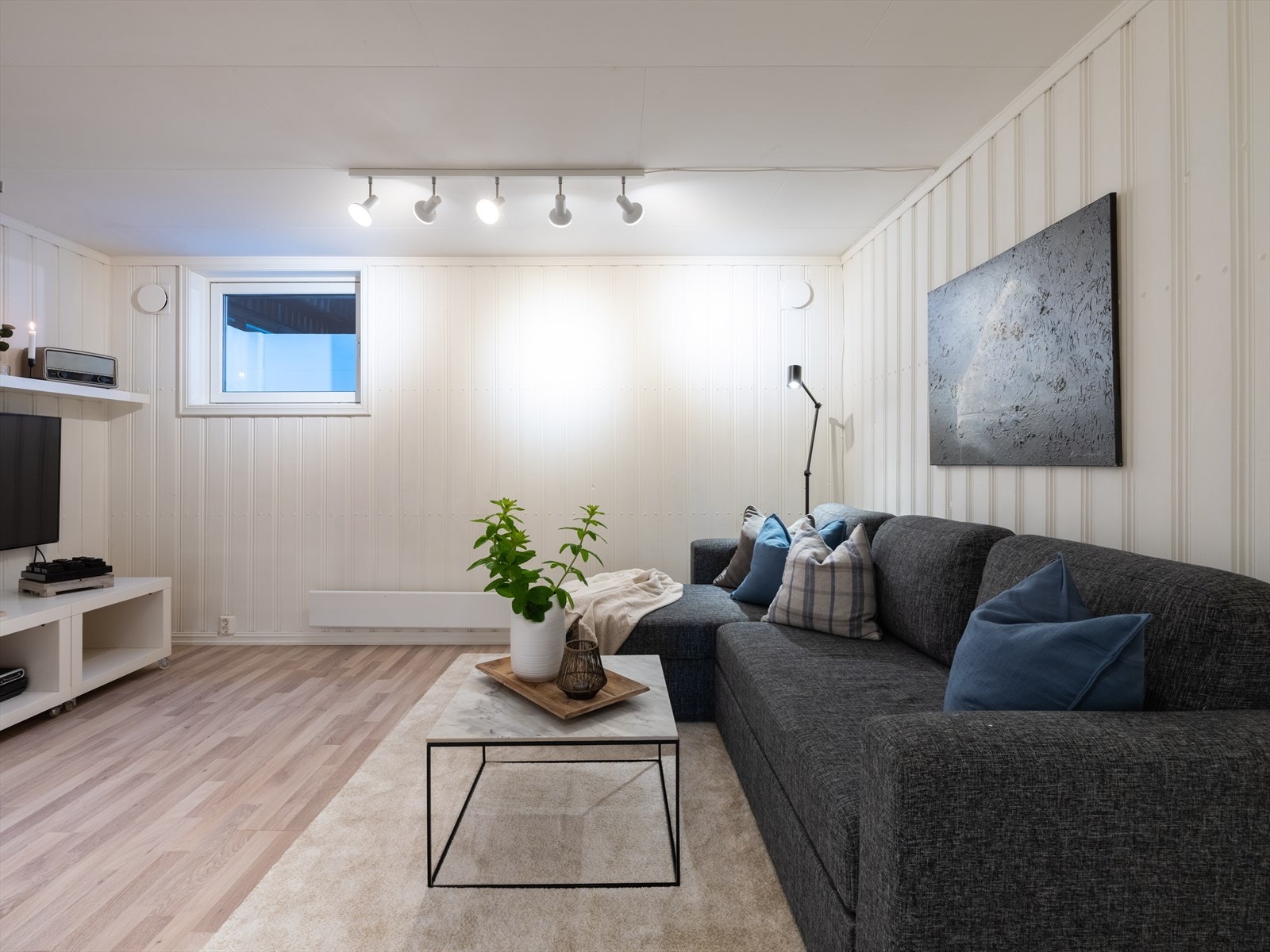 Dagens bruk av underetasjen oppfyller ikke kravene som stilles til rom for varig opphold, og er ikke godkjent bruksendret Galleribilde