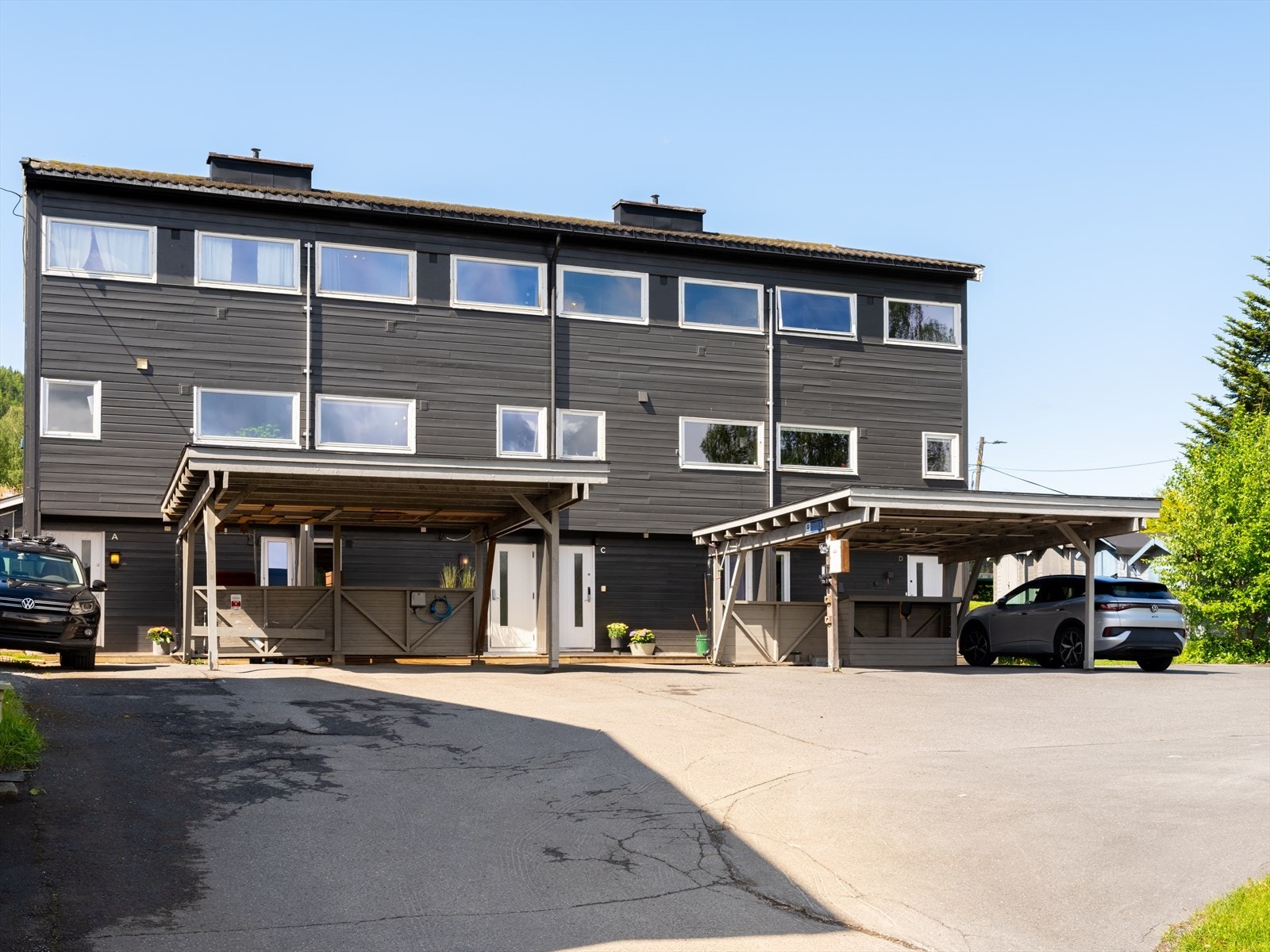 Carport m/lader samt biloppstillingsplass medfølger Galleribilde
