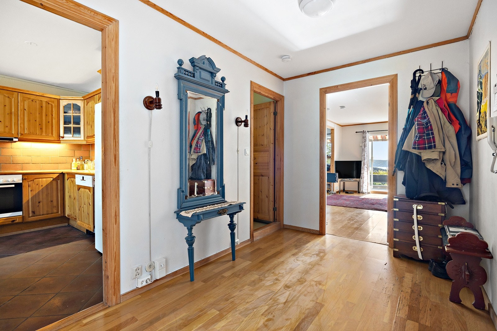 Ditt første møte med leiligheten er entréen, som fungerer som et praktisk knutepunkt. Her er det god plass til garderobeskap for klesoppbevaring. Videre er det ekstra plass i innvendig bod. Galleribilde
