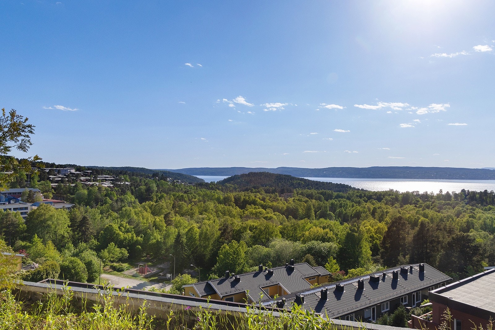 Leiligheten ligger utmerket til beliggende i populære Sloreåsen borettslag på en høyde med vestvendt utsikt over fjorden. Her har du muligheten til å sikre deg en unik leilighet på toppen med solrik terrasse og nydelig utsikt i alle retninger. Galleribilde