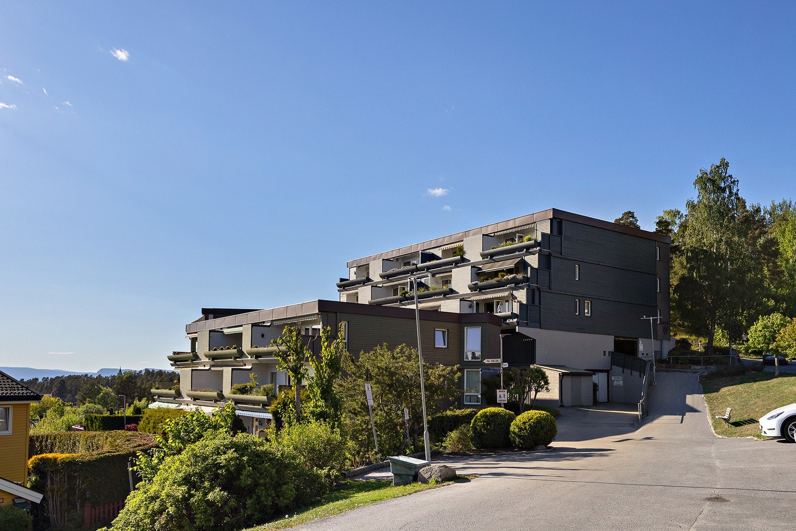 Leiligheten ligger i et veletablert, attraktivt og barnevennlig område på Sloreåsen i Oslo kommune. Området preges av rolige omgivelser og kort vei til flotte naturområder. Galleribilde
