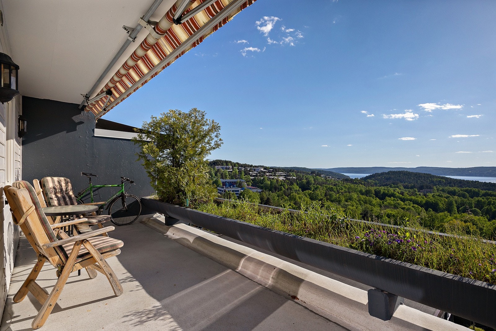 Fra stuen er det utgang til vestvendt terrasse på ca. 10kvm med fantastisk utsikt mot fjorden. Her er det god plass til ønsket møblement og grill hvor man kan invitere venner og familie til hyggelige sammenkomster. Tilgang til utvendig bod. Galleribilde
