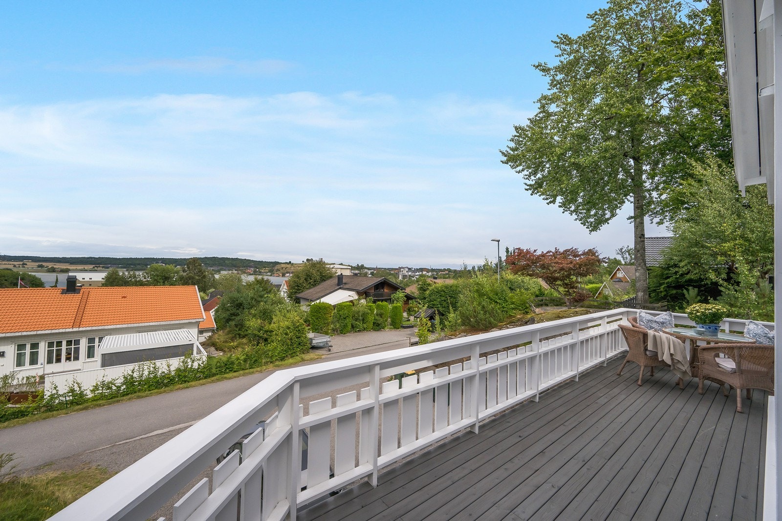 Utsikt fra østvendt balkong mot innseiling til byen og Slottsfjellet Galleribilde