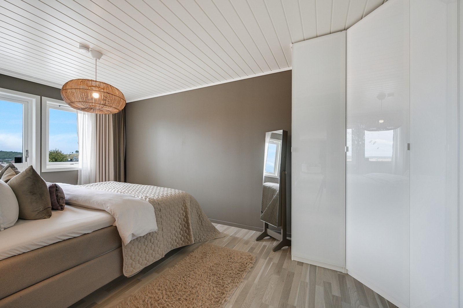 Hovedsoverom med utgang til balkong og garderobeskap. Galleribilde