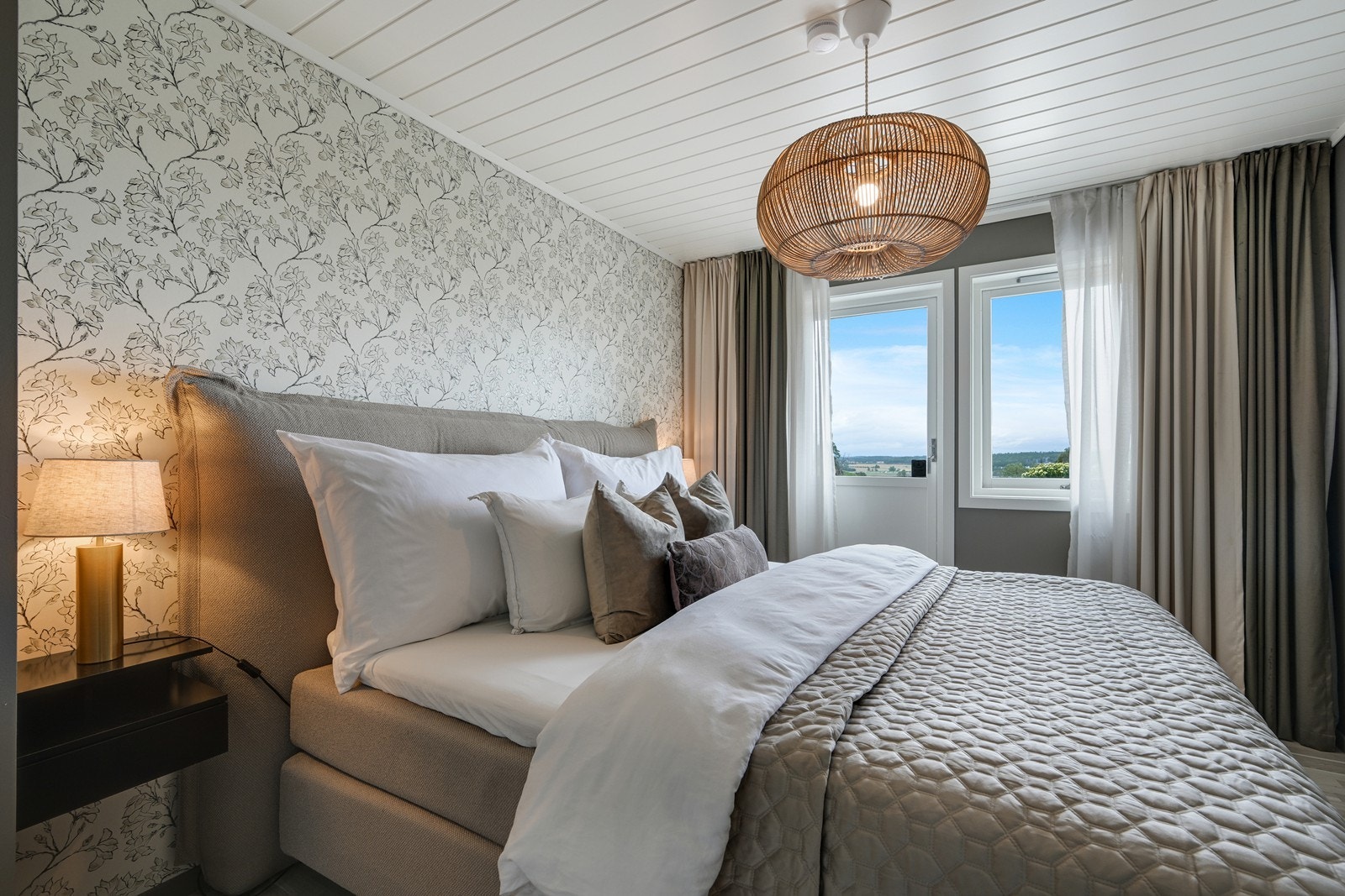 Hovedsoverom med utgang til balkong. Galleribilde