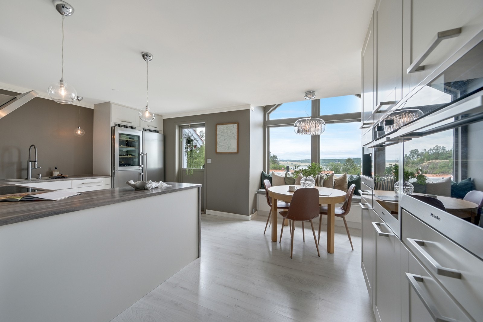 Stort deilig kjøkken med spiseplass og flott utsikt. Utgang til balkong. Galleribilde